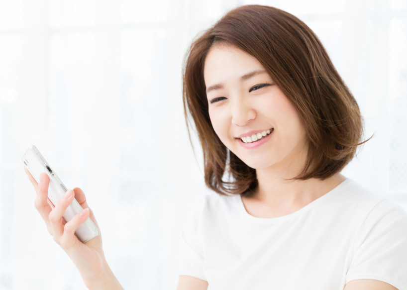 スマートフォンを見る女性